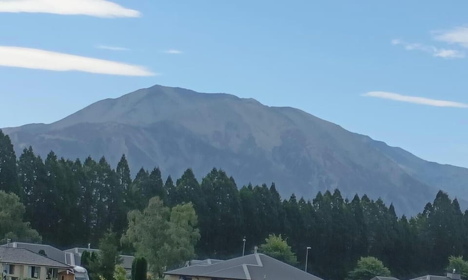 Mt Hutt on a nor west day.