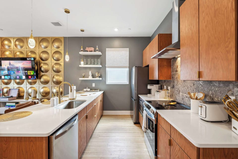 Discover this chic, upscale kitchen, ideal for gourmet meals during your Downtown Nashville getaway! With stylish decor and modern amenities, it’s perfect for family reunions and making lasting memories in Music City.