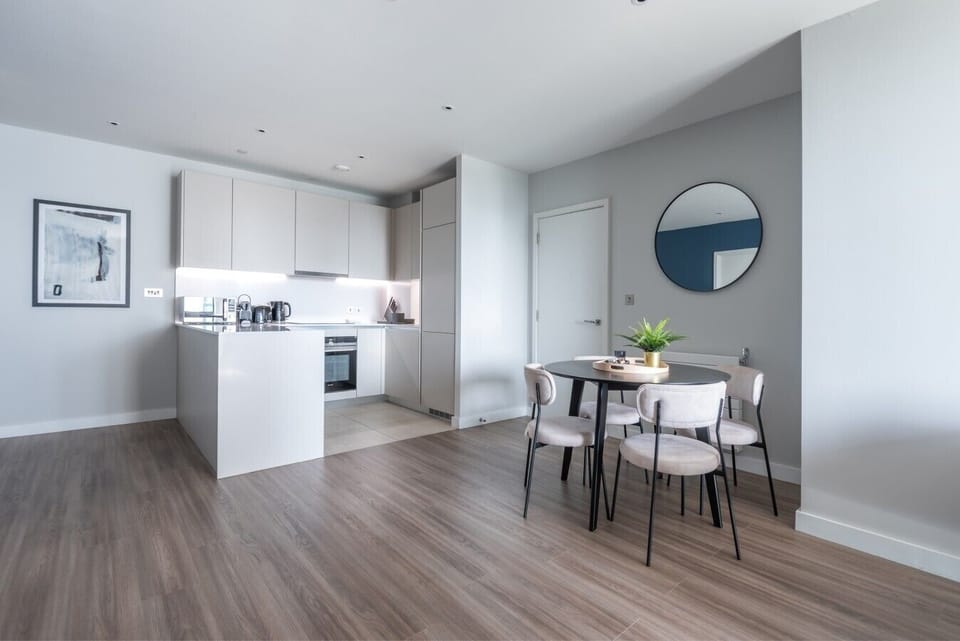 Open-plan kitchen and dining area, perfect for cooking and entertaining