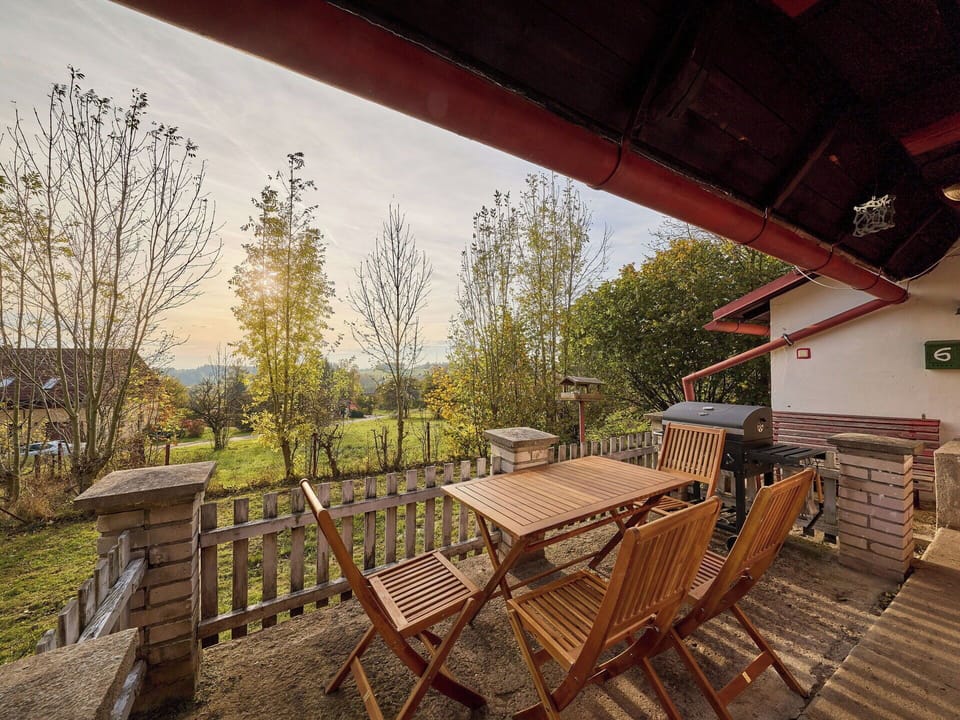 Wood, Cottage, Porch, Wood Stain, Hardwood, Eco Hotel, Balcony, Farmhouse, Houseplant, Handrail