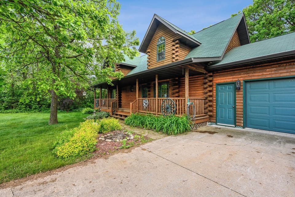 A charming log cabin surrounded by nature — your relaxing retreat awaits.