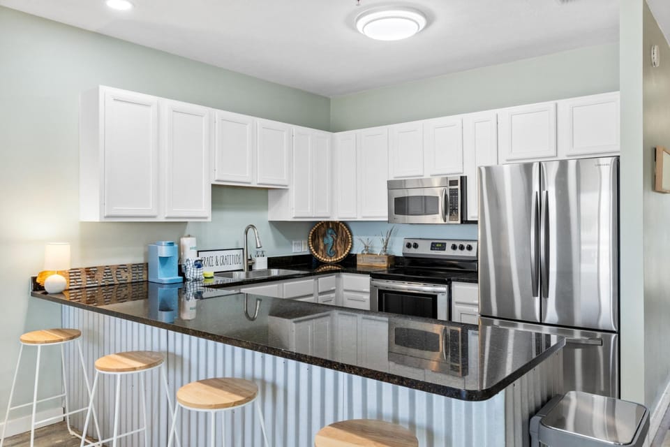Kitchen with Breakfast Bar