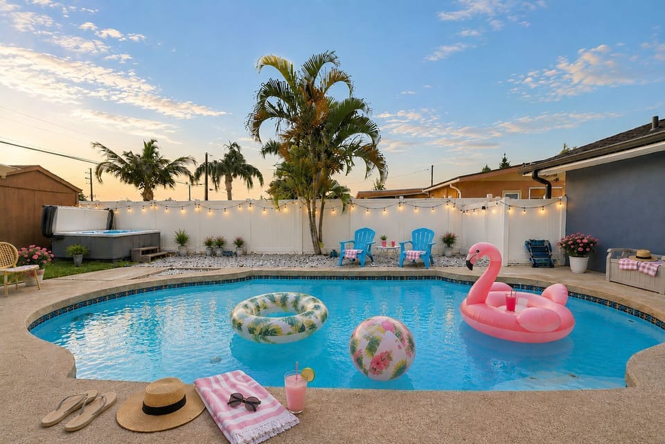 Trade your shoes for flip-flops and spend the afternoon floating under the Florida sun. ☀️ When evening rolls in, fire up the grill, pour something cold and let the kids squeeze in one more swim. This is what Bradenton vacations are made of. 
#Airbnb