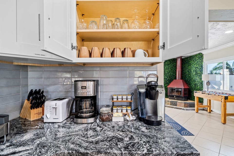 Start your day with fresh coffee—drip or Keurig, mugs stocked and ready. Fully equipped kitchen for a stress-free family stay. #BradentonRental #AirbnbFlorida #FamilyVacation