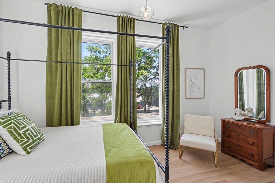 BayCity_Sarah_Bedroom_QueenBed