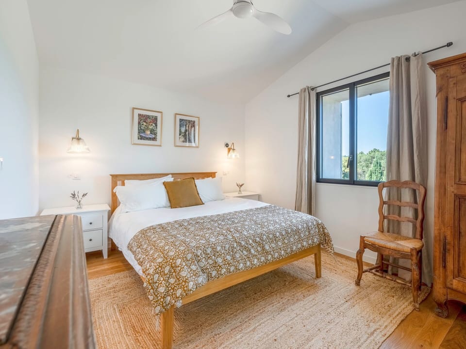 Upstairs bedroom 1 (160cm bed)