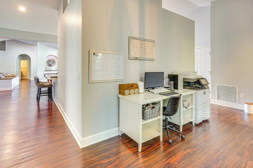 Laptop-Friendly Workspace | Monitor (21") | Printer