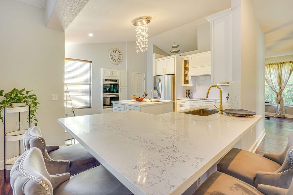Breakfast Bar w/ Seating