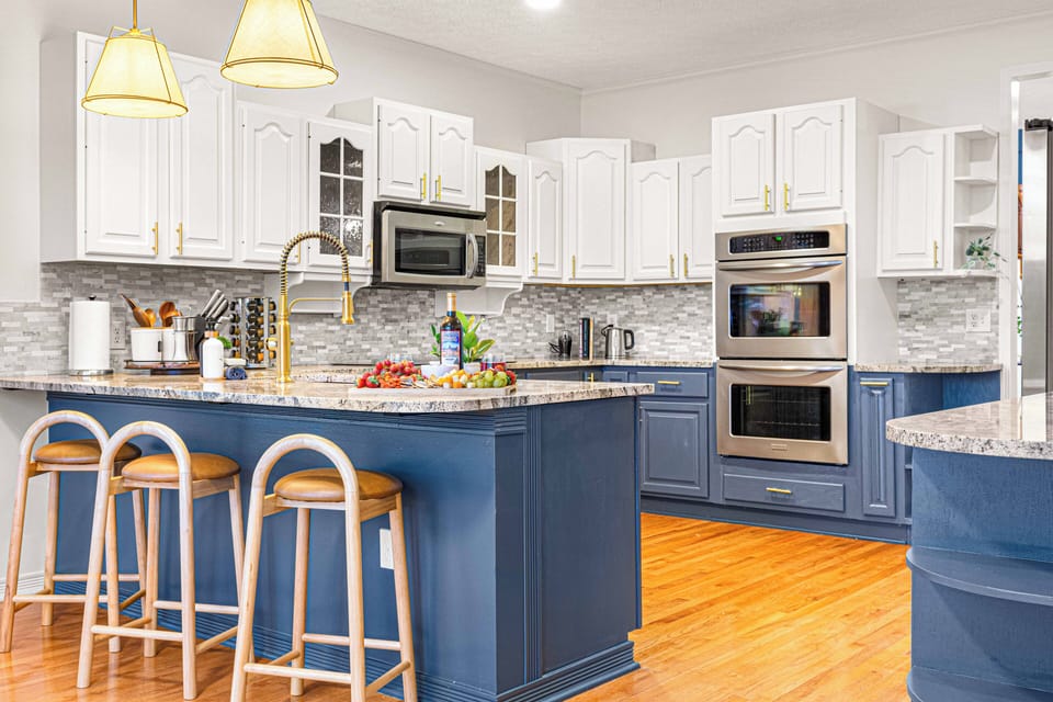 Fully stocked chef's kitchen with double ovens is perfect for large groups!