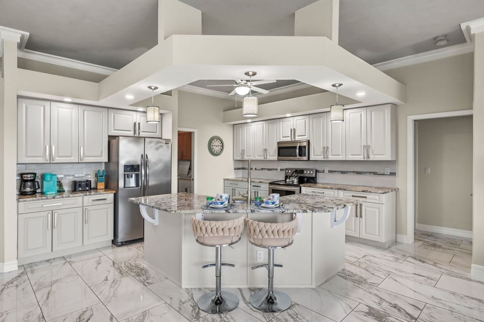Kitchen w/ Island