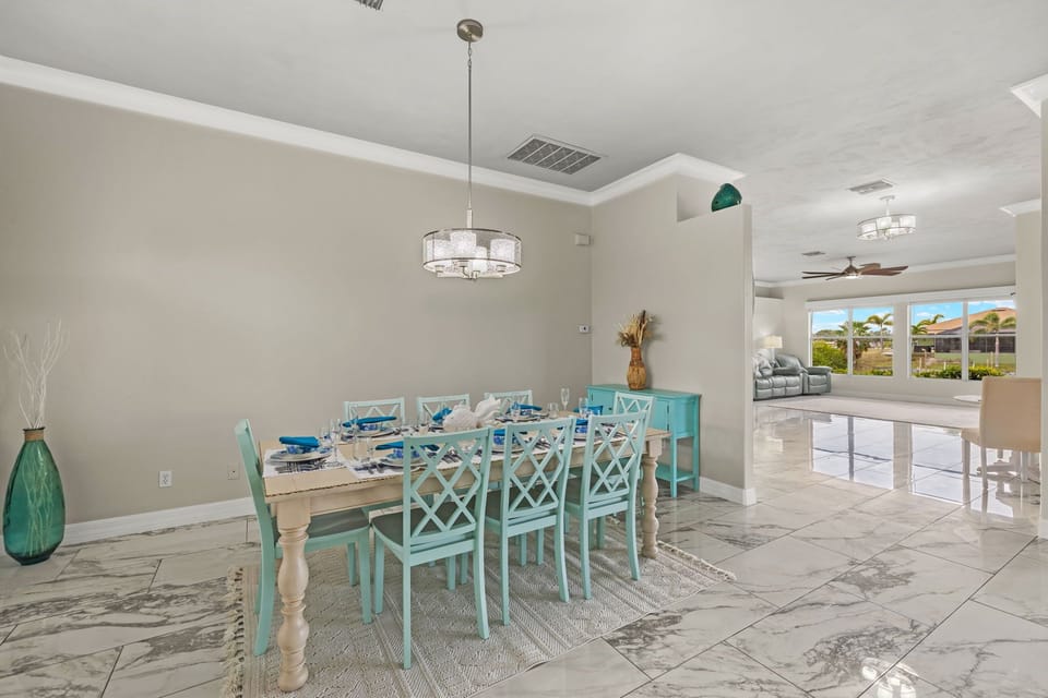 Dining Room w/ seating for 8