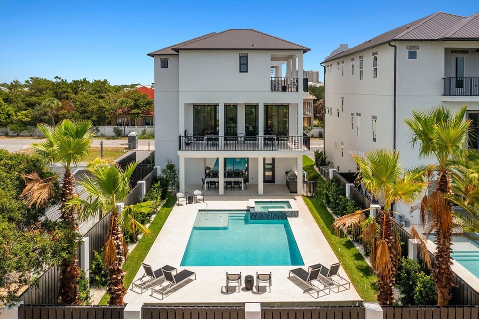 Scarlett's Beach Heaven - Miramar Beach - Back Exterior & Private Pool