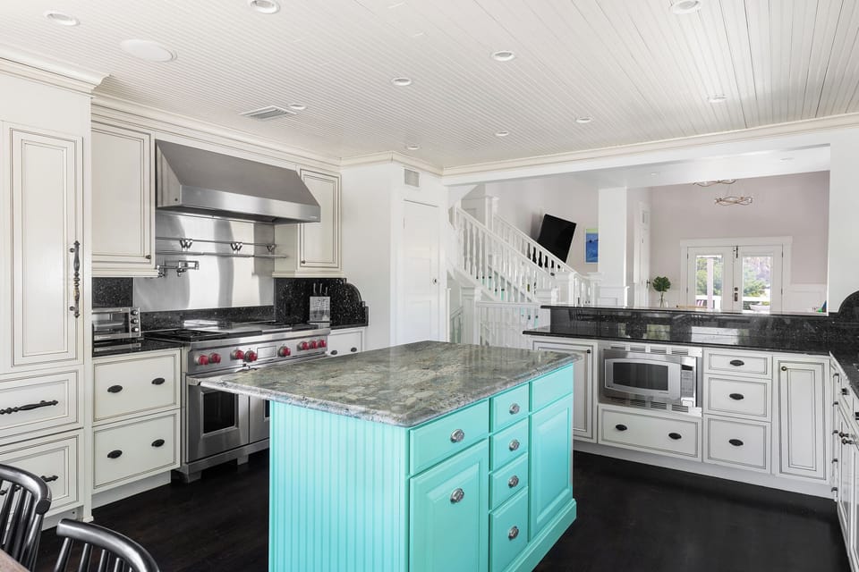 Spacious modern kitchen - show up your cooking skills!