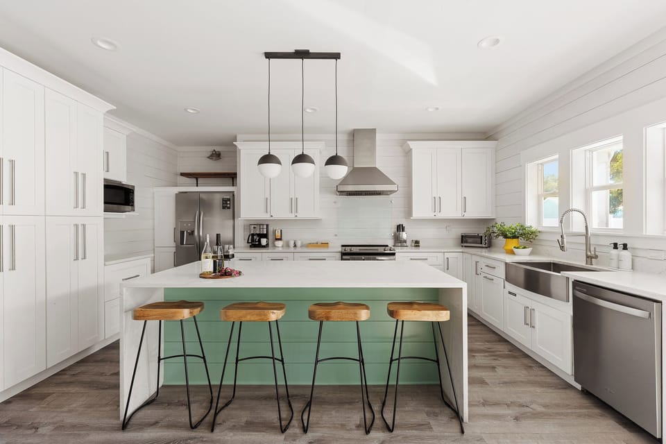 Enjoy casual dining and conversations at the kitchen counter.