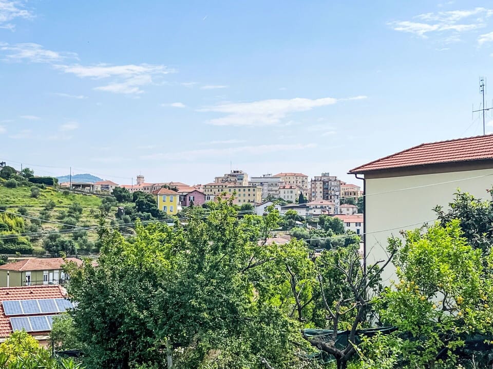 Daytime, Residential Area, Architecture, Neighbourhood, House, Summer, Town, Roof, Home, Human Settlement