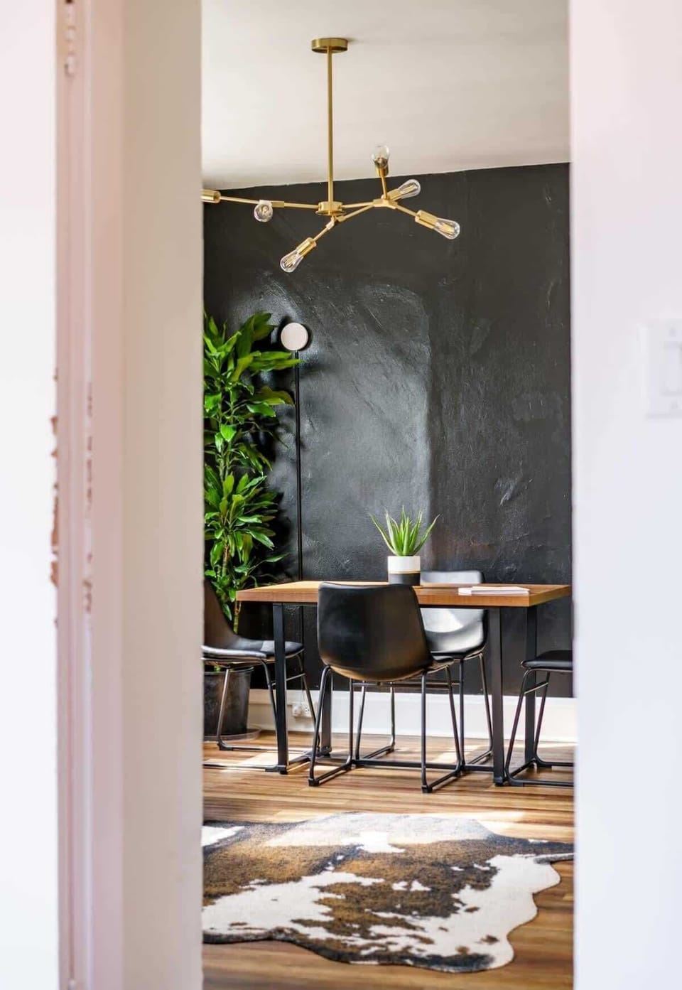 your crew’s new favorite place to eat, chat & vibe

