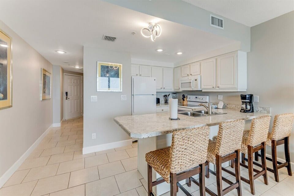Cozy kitchen with plenty of seating