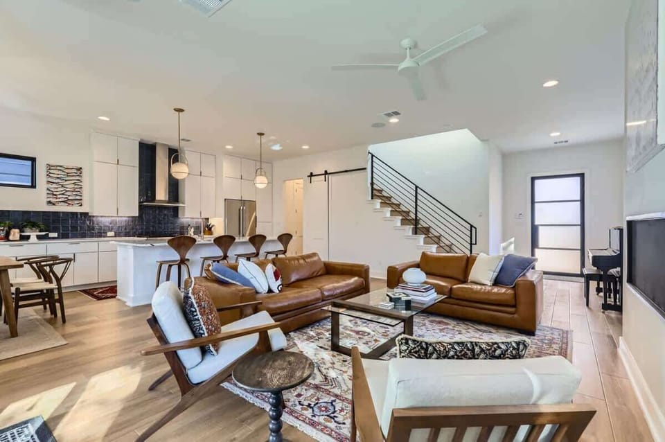 Inviting living space with warm lighting and thoughtfully chosen accents.