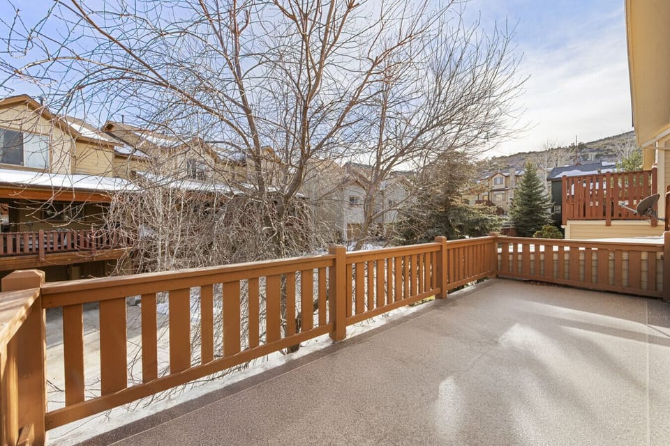 Large deck with access from primary bedroom