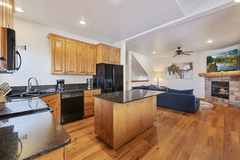 Fully stocked kitchen for any meal prep