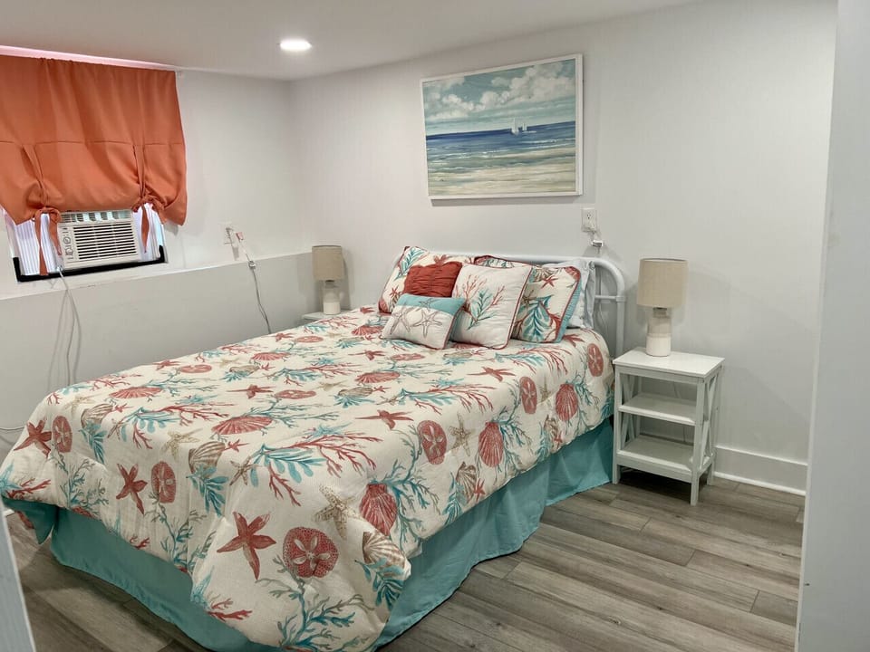 Bedroom 4 with a queen-size bed