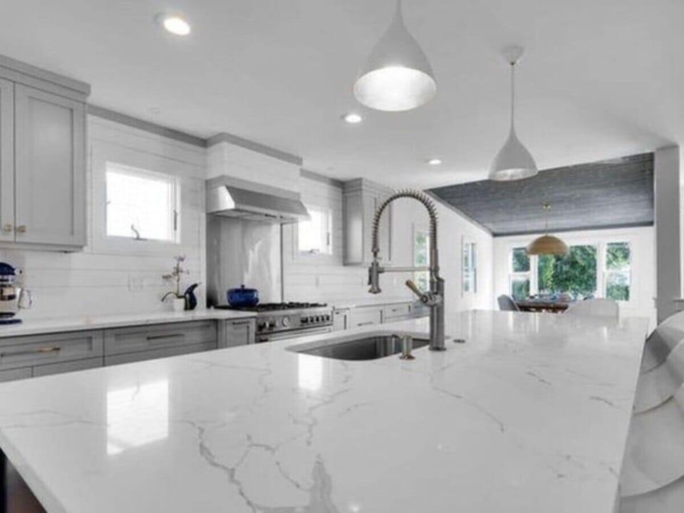 Sleek island, perfect for cooking and entertaining