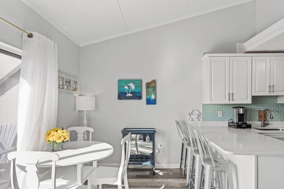 The breakfast bar with seating is great for a quick bite before hitting the beach!