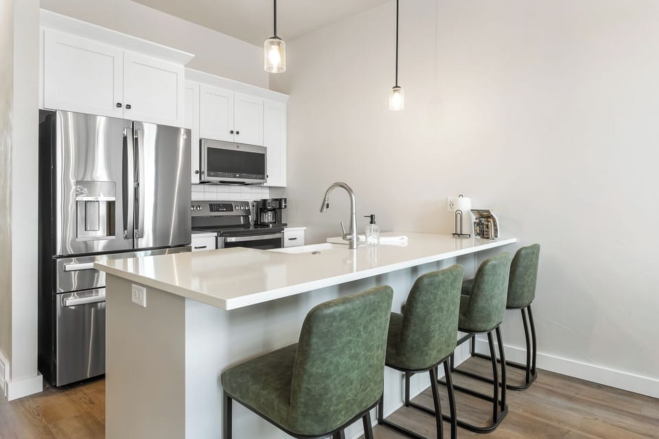 Breakfast Bar with seating for 4