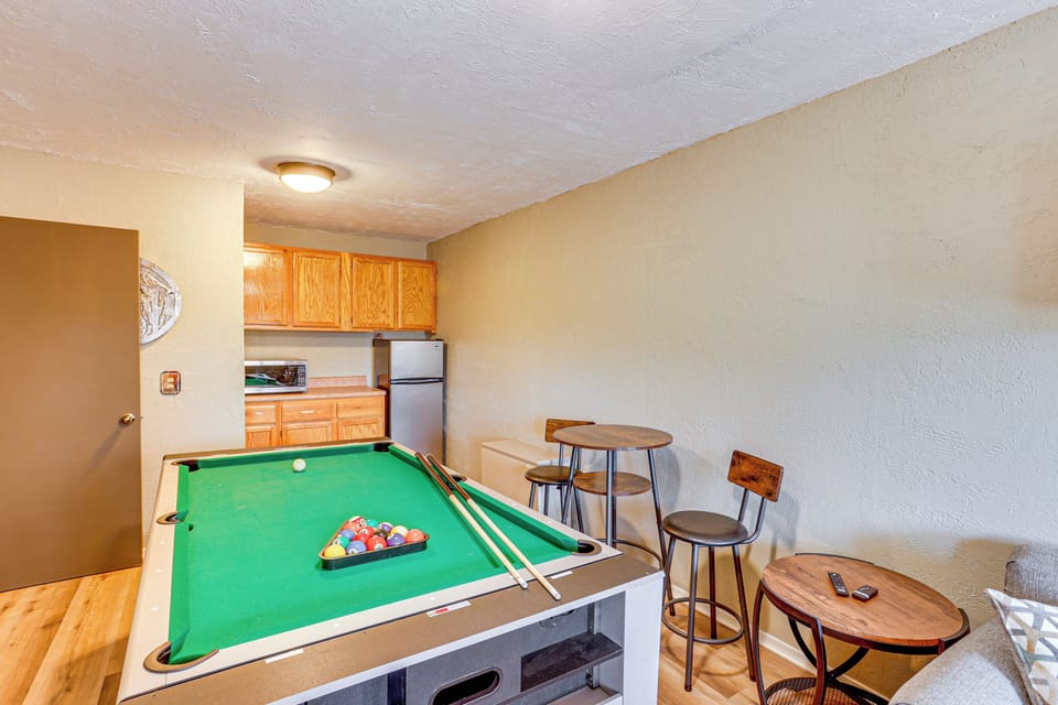 Game Room | Pool Table | Free WiFi | Multi-Level Cabin