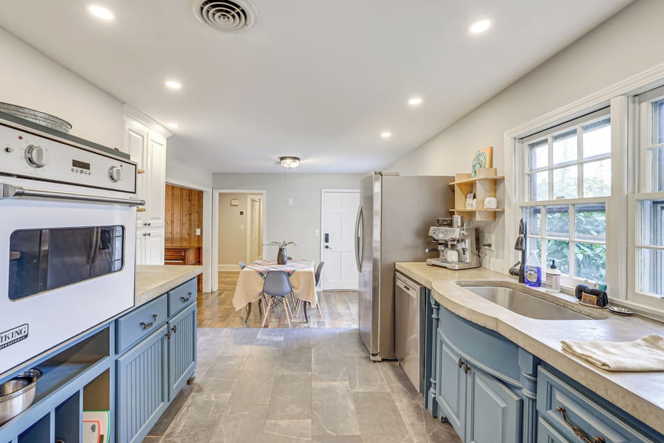 Kitchen | Single-Story Home | Free WiFi | Central A/C & Heating