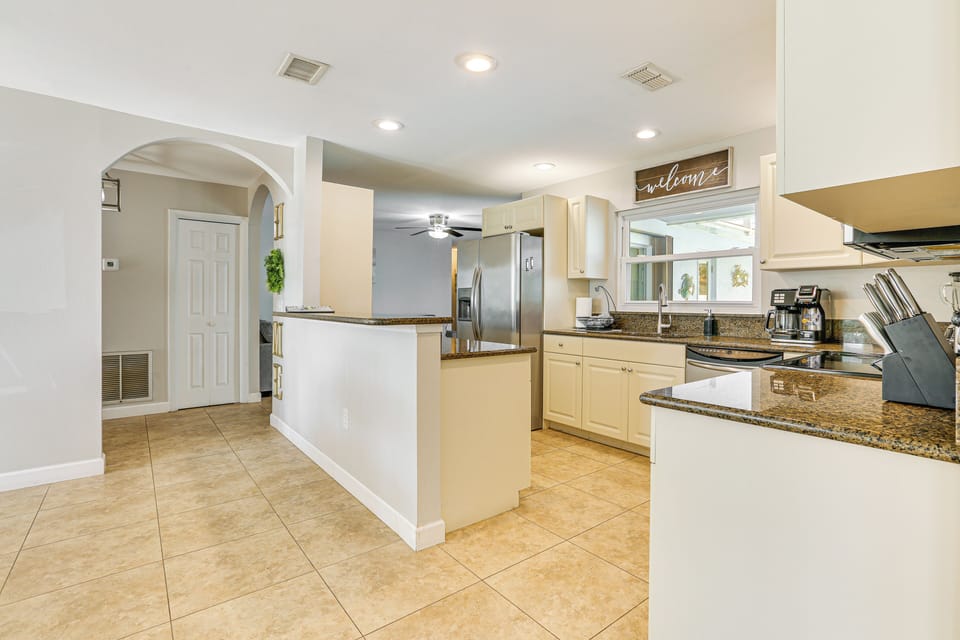 Kitchen | Cooking Basics | Combo Drip & Keurig Coffee Maker | Toaster | Blender