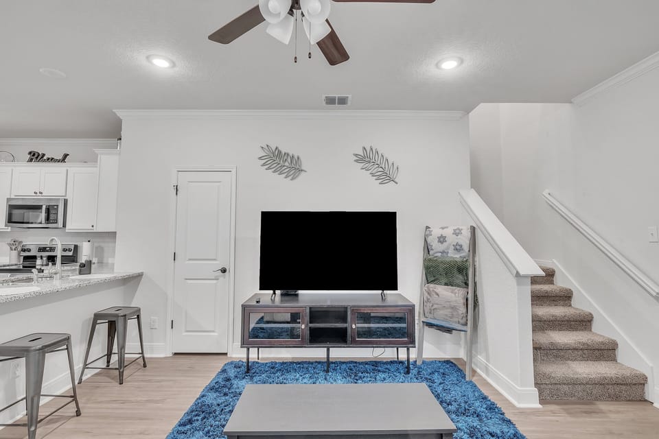 Indoors, Building, Furniture, Living Room, Room