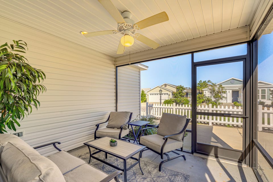 Screened Patio w/ Furnishings