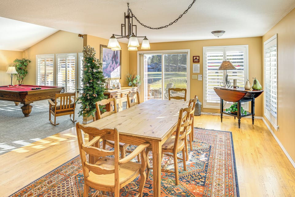 Dining Area | Dishware/Flatware Provided