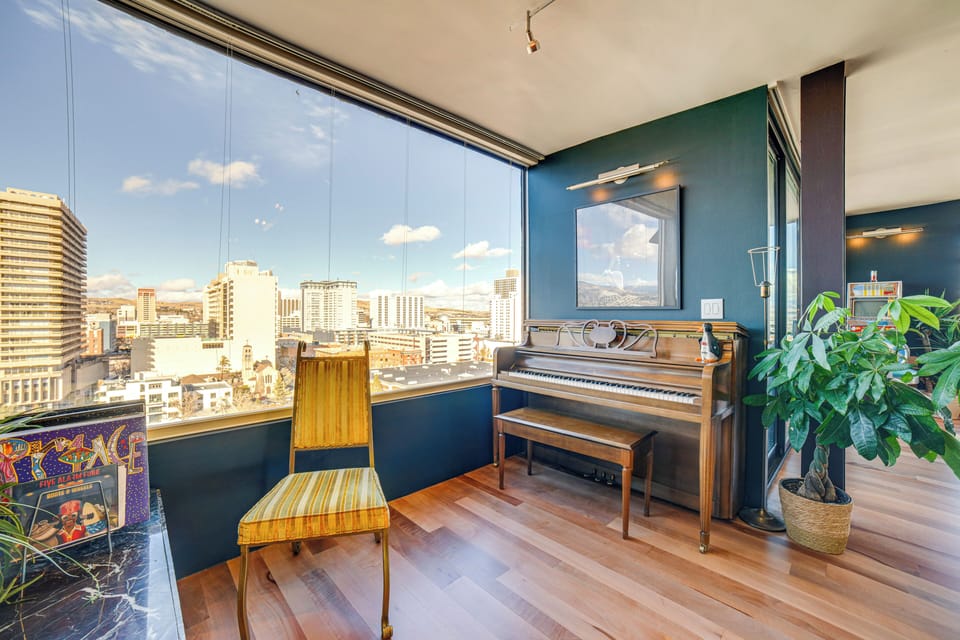 Piano | Record Player w/ Records