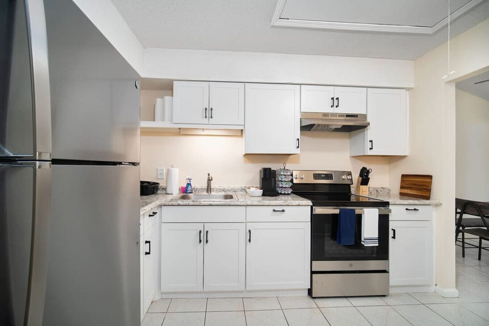 Inspire your inner chef in this gleaming, ready kitchen.