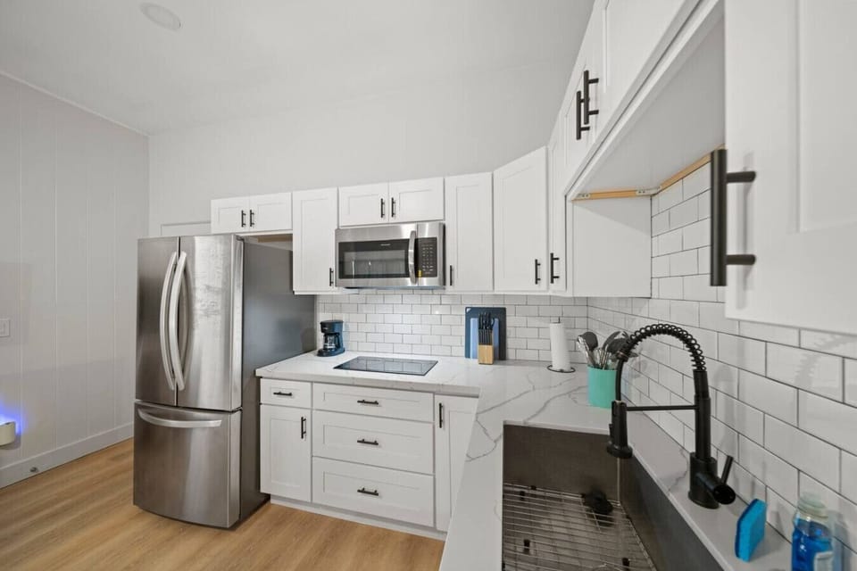 Whip up island fare effortlessly in this bright kitchen.