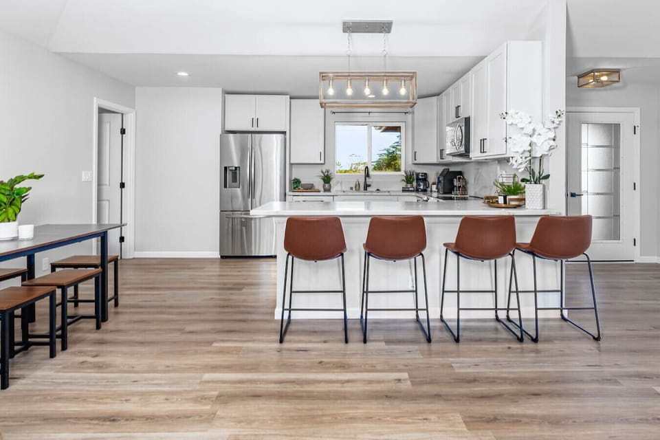 Well-lit kitchen with a spacious layout and modern finishes.