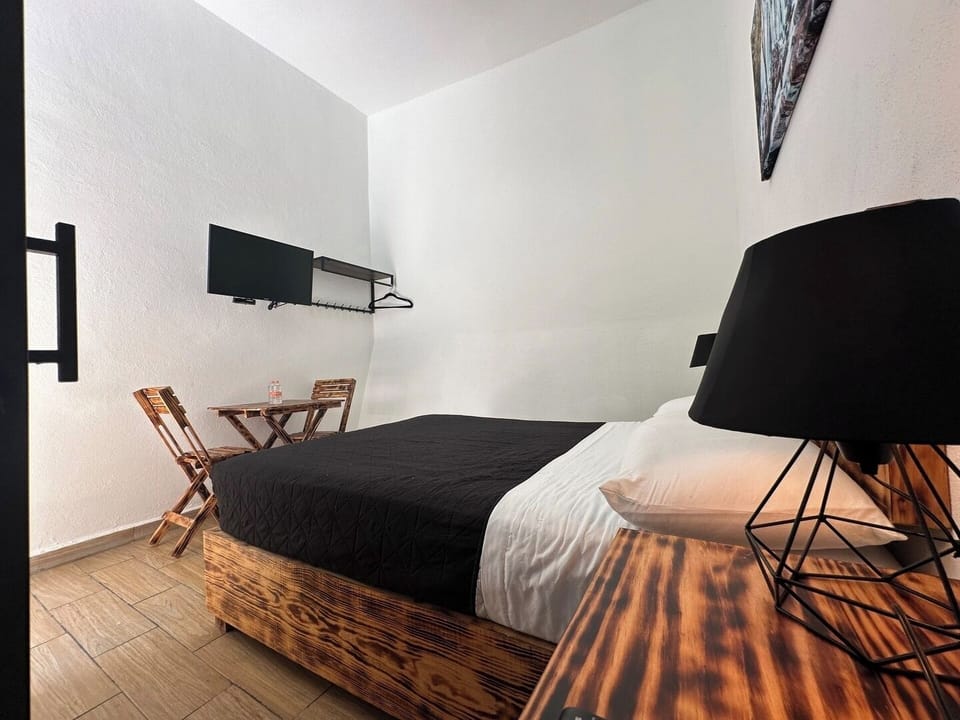  Con sábanas suaves y almohadas  cómodas, este es el lugar ideal para relajarte después de un día de exploración en Valle de Bravo. ¡Disfruta de noches tranquilas y despierta renovado!
