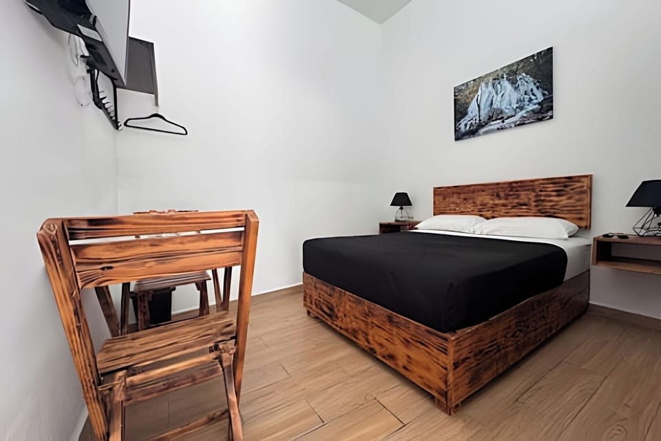 Con una cama matrimonial, TV y una pequeña mesa con dos sillas, es el lugar ideal para relajarte y disfrutar de momentos especiales. Cada detalle está pensado para que te sientas como en casa en Valle de Bravo. 