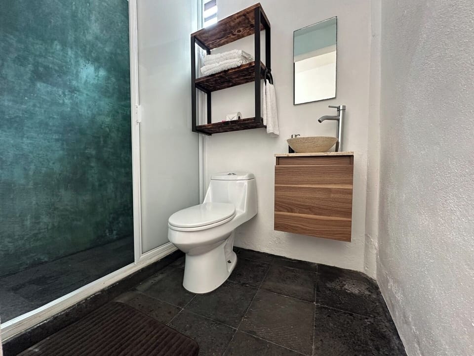 Baño completamente equipado con todo lo que puedas necesitar.