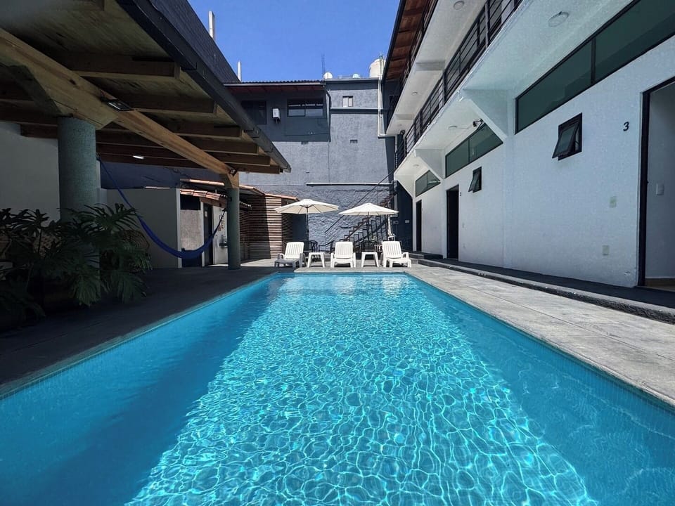 Disfruta de un chapuzón en el agua cristalina, relajándote en los camastros o acurrucándote en la hamaca mientras el sol se pone. Crea recuerdos inolvidables en un ambiente íntimo y encantador. 