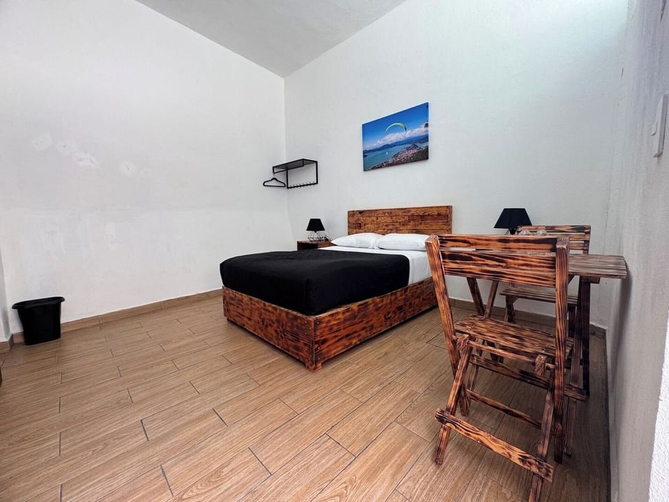 Equipada con cómoda cama que invita al descanso y una TV para disfrutar de tus películas favoritas, este espacio es ideal para crear momentos especiales.