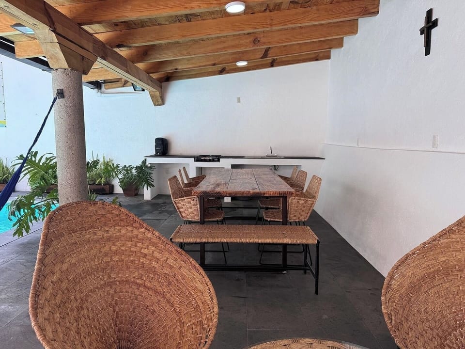 Con un acogedor comedor exterior, una hamaca perfecta para relajarse y un asador para preparar deliciosas comidas al aire libre, este espacio es ideal para compartir con esa persona especial. 