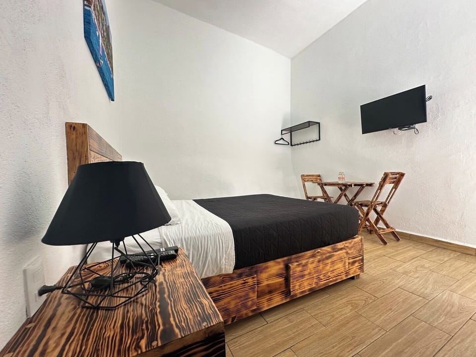 Descansa en nuestra cómoda cama matrimonial, diseñada para brindarte un sueño reparador en un ambiente acogedor. Con un colchón de alta calidad y sábanas suaves al tacto, cada noche se convertirá en una experiencia de descanso excepcional. 