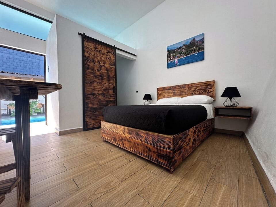 La habitación cuenta con una cómoda cama matrimonial .Además, encontrarás todas las comodidades necesarias: un baño completo privado, Wi-Fi gratuito, y un pequeña mesa con 2 sillas.