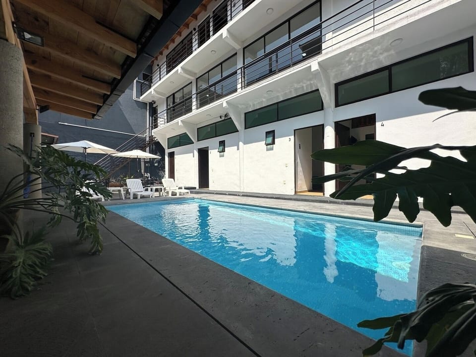 Nuestra alberca es el lugar perfecto para disfrutar de momentos inolvidables en familia. Con un diseño espacioso y acogedor, es ideal para que los niños se diviertan chapoteando y jugando mientras los adultos se relajan a su alrededor. 