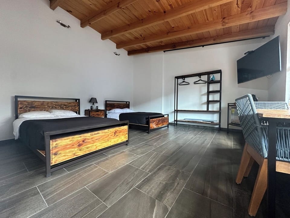 Nuestra habitación cuádruple es perfecta para familias o grupos, equipada con dos cómodas camas matrimoniales que garantizan un descanso reparador. 