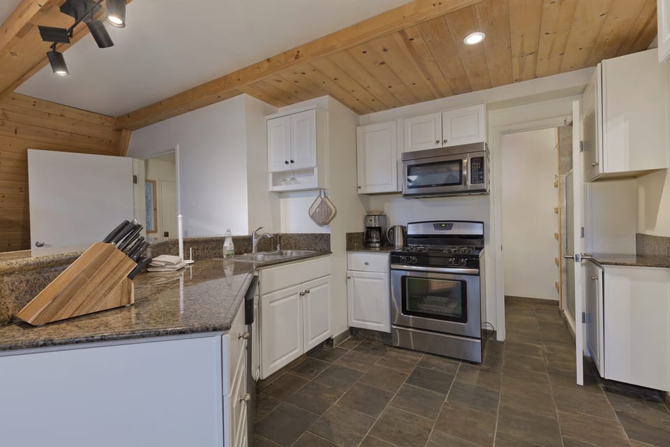 Full kitchen in lower level with all the amenities