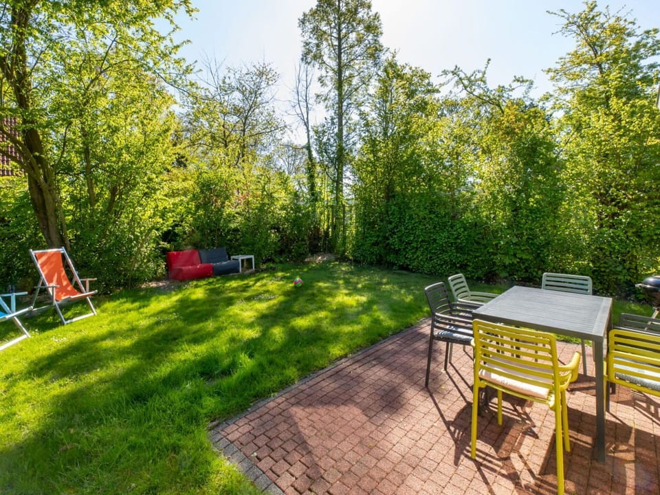 Green, Grass, Leaf, Vegetation, Shrub, Garden, Furniture, Land Lot, Spring, Groundcover
